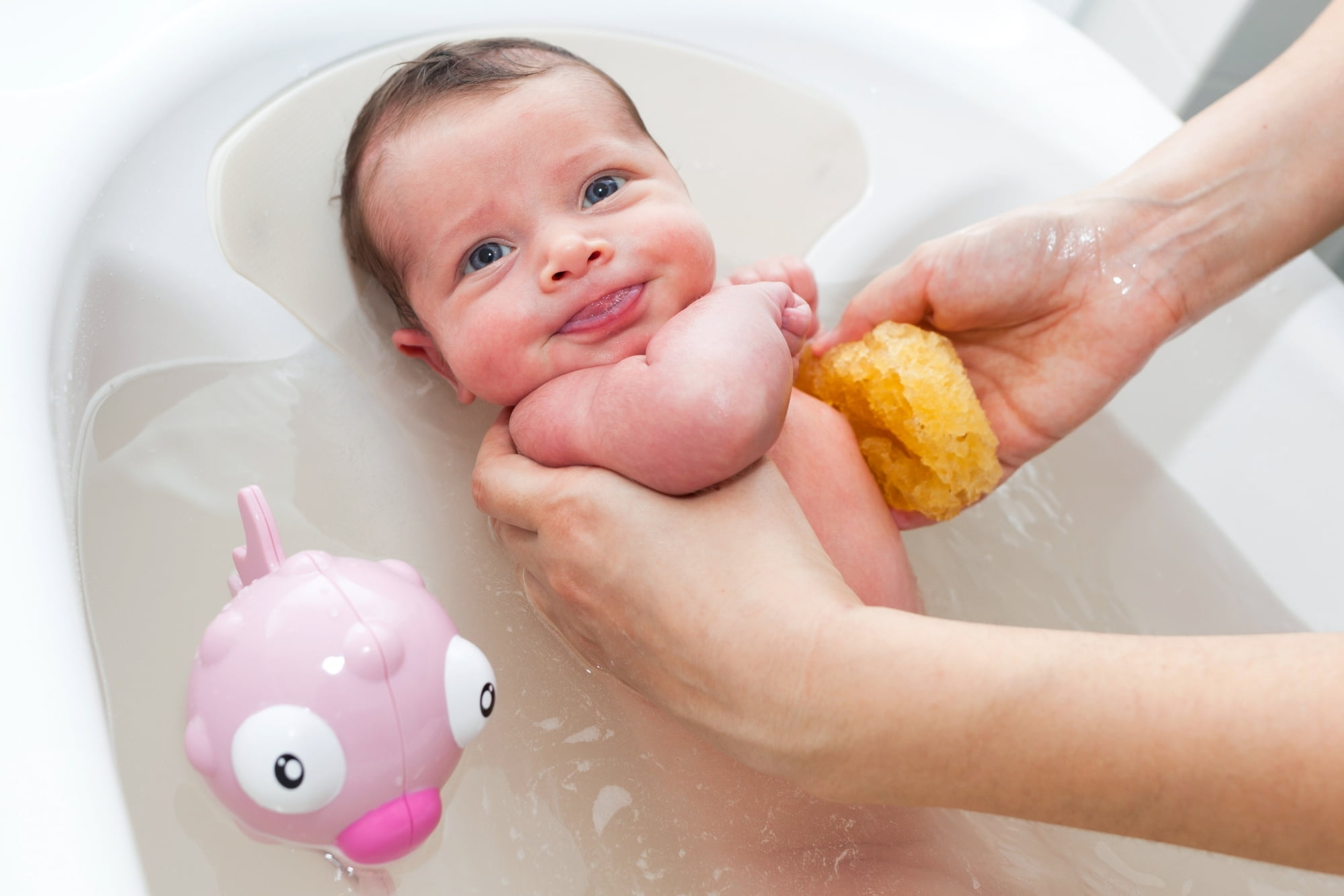 Πλένουμε το σώμα του μωρού με απαλές κινήσεις